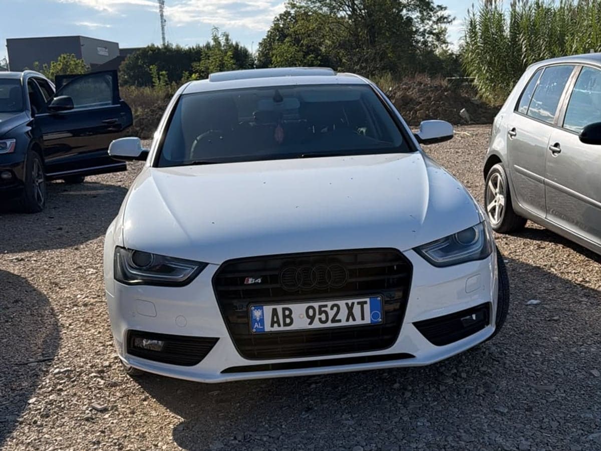 Audi A4 2013 me qera në Tiranë – E bardhë