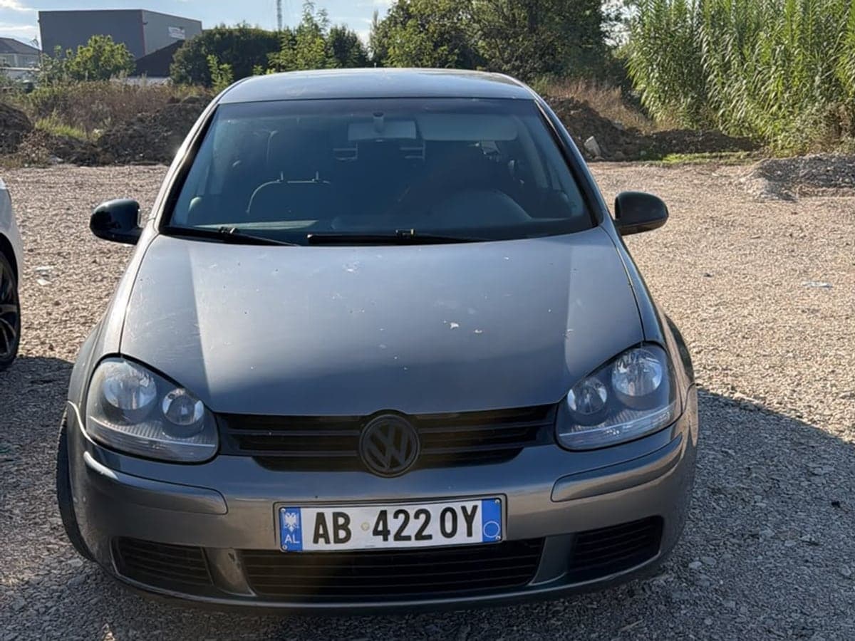 Volkswagen Golf 5 2006 me qera në Tiranë – Gri