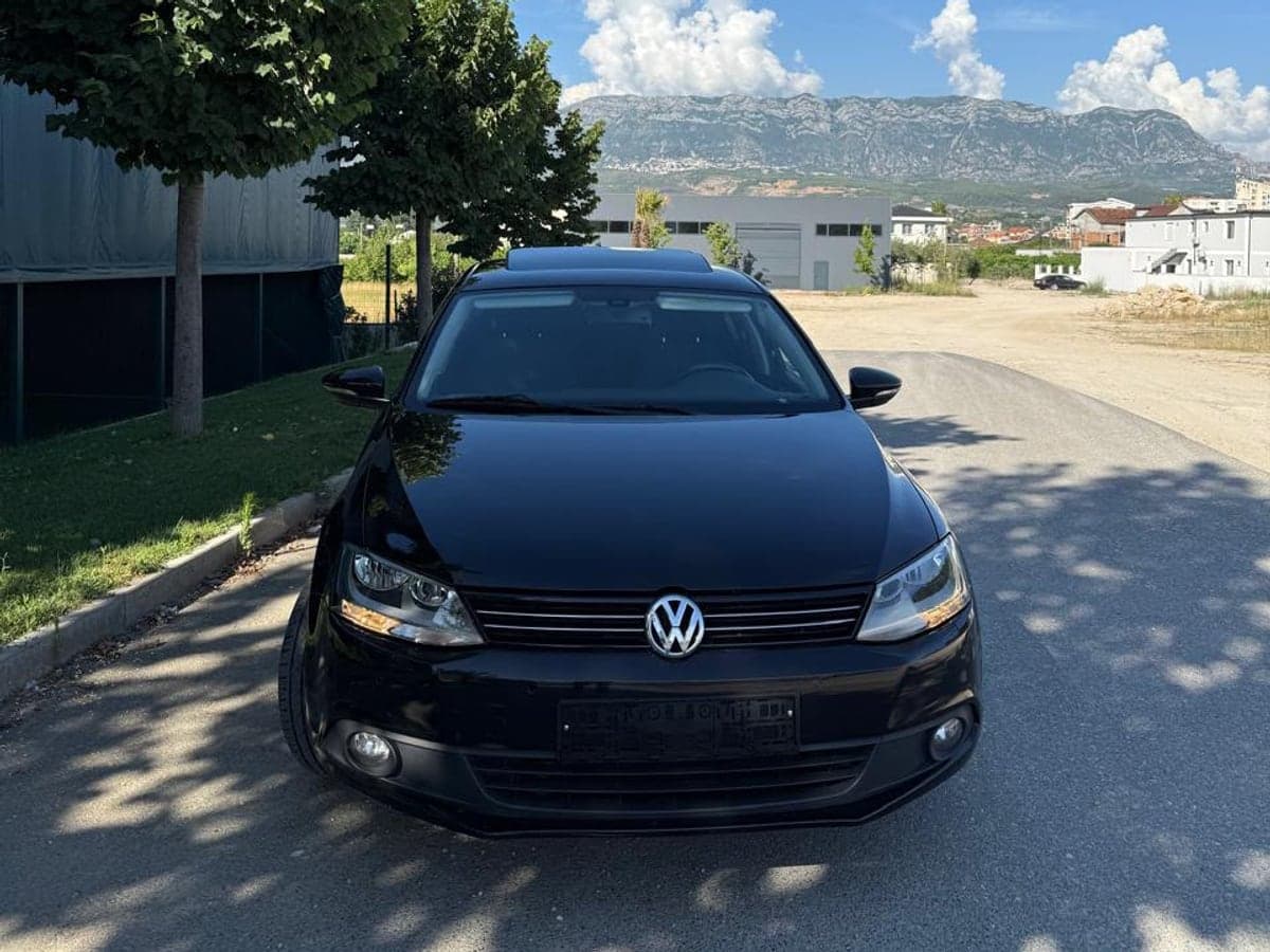 Volkswagen Jetta 2013 me qera në Tiranë – E zezë